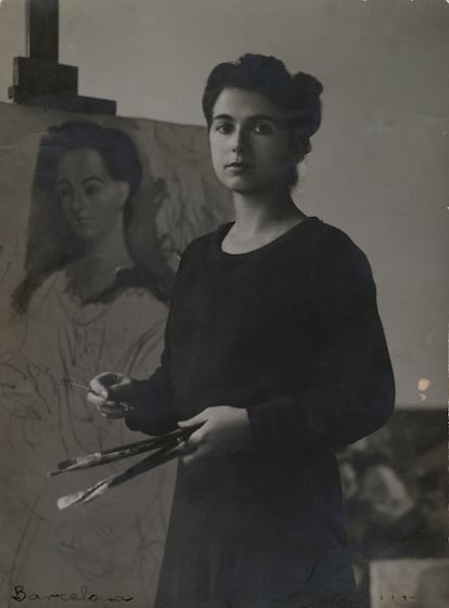 Rosario de Velasco pintando, década de 1920.