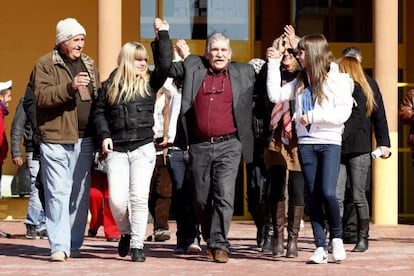 Miguel Montes Neiro leaves prison, accompanied by his family.