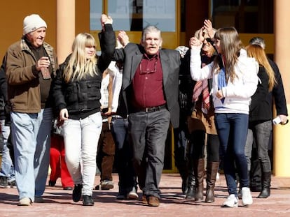 Miguel Montes Neiro leaves prison, accompanied by his family.