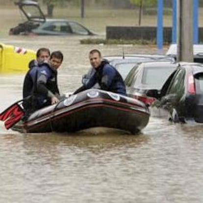 Lancha entre coches