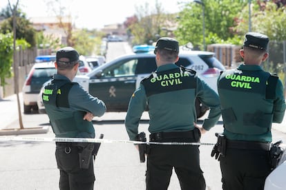 Agentes de la Guardia Civil controlaban el pasado sábado la entrada la urbanización Medina Azahara en la localidad de Chiloeches (Guadalajara) donde se cometió el crimen.