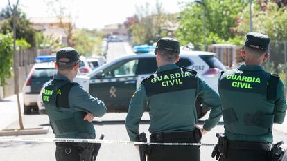 Agentes de la Guardia Civil controlaban el pasado sábado la entrada la urbanización Medina Azahara en la localidad de Chiloeches (Guadalajara) donde se cometió el crimen.