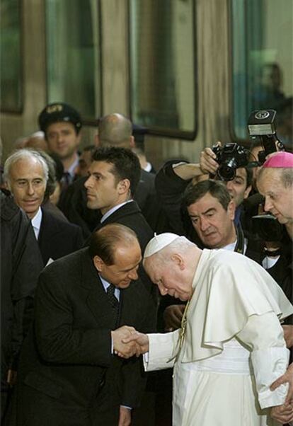 El primer ministro, Silvio Berlusconi, saluda al Papa, durante un acto, en una foto de archivo.