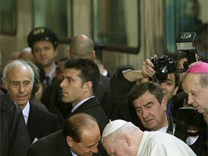 El primer ministro, Silvio Berlusconi, saluda al Papa, durante un acto, en una foto de archivo.