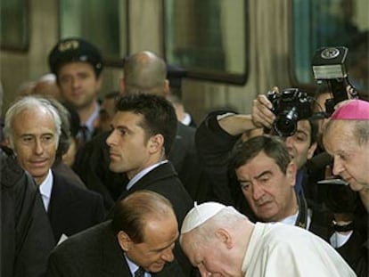 El primer ministro, Silvio Berlusconi, saluda al Papa, durante un acto, en una foto de archivo.