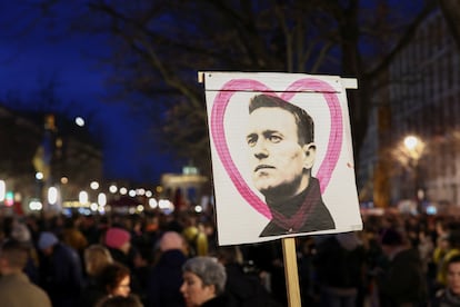 Vigilia en Berlín tras conocerse la muerte del opositor ruso Aléxei Navalni.