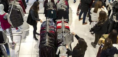 Cientos de personas realizan compras en una zona comercial de Valencia. EFE/Archivo