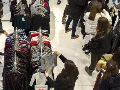 Cientos de personas realizan compras en una zona comercial de Valencia. EFE/Archivo