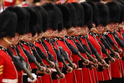 El recorrido del Trooping the Colour de este 2023 ha salido del palacio de Buckingham para recorrer la avenida The Mall hasta Horse Guards Parade, donde el rey ha sido recibido con un saludo real y ha pasado revista a las tropas. En la imagen, miembros de las Guardias Galeses esperan el paso del monarca. 