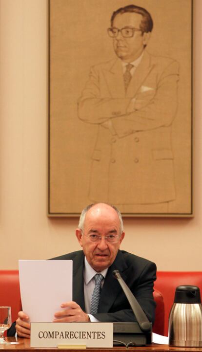 El gobernador del Banco de España, Miguel Ángel Fernández Ordóñez, bajo al retrato de Herrero de Miñón.