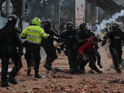 Miembros del Escuadrón Móvil Antidisturbios retienen a un manifestante durante una protesta en Madrid, municipio cercano de Bogotá, el pasado 28 de mayo.