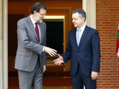 Rajoy y Urkullu se saludan, ayer, en la puerta del palacio de La Moncloa.