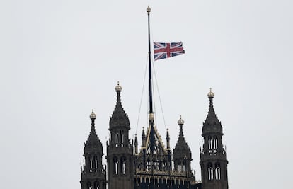 La bandera del Reino Unido a media asta en el edificio de la Cámara de los Lores en Londres, el 23 de marzo de 2017.