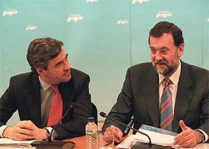 Ángel Acebes y Mariano Rajoy, ayer, en la reunión del Comité Ejecutivo Nacional del PP.