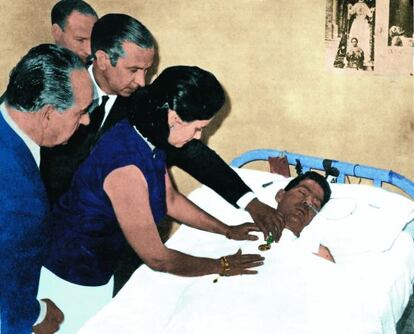 Vicente Calderón (left) and Pepita Márquez at the bedside of José Miguel Mártinez