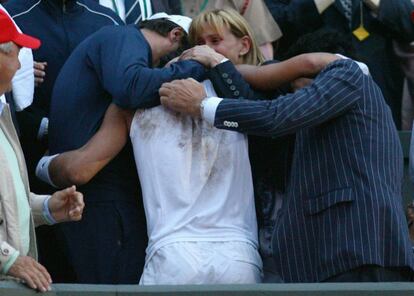 Rafa Nadal celebra con sus familiares la victoria en Wimbledon ante el suizo Roger Federer, el 6 de julio de 2008.