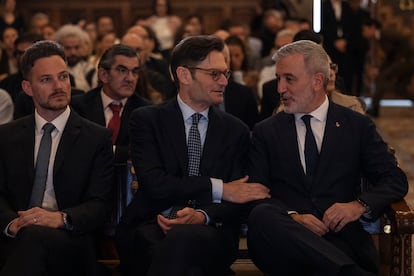 De izquierda a derecha, Felipe Campos (CEO de Agbar), Joseph Oughourlian y el alcalde de Barcelona, Jaume Collboni.