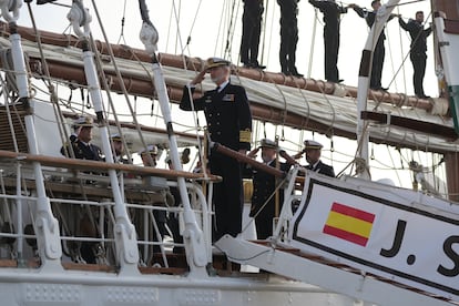 Felipe VI se despide de la princesa Leonor.