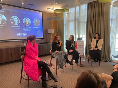 La actriz Alejandra Azcárate, la 'coach' Patricia Arboleda, la especialista en lujo residencial Valentina Pastrana y la moderadora Juliana Pereira, en la reunión de Alanna en el hotel Hyatt, en un acto el sábado 22 de marzo.