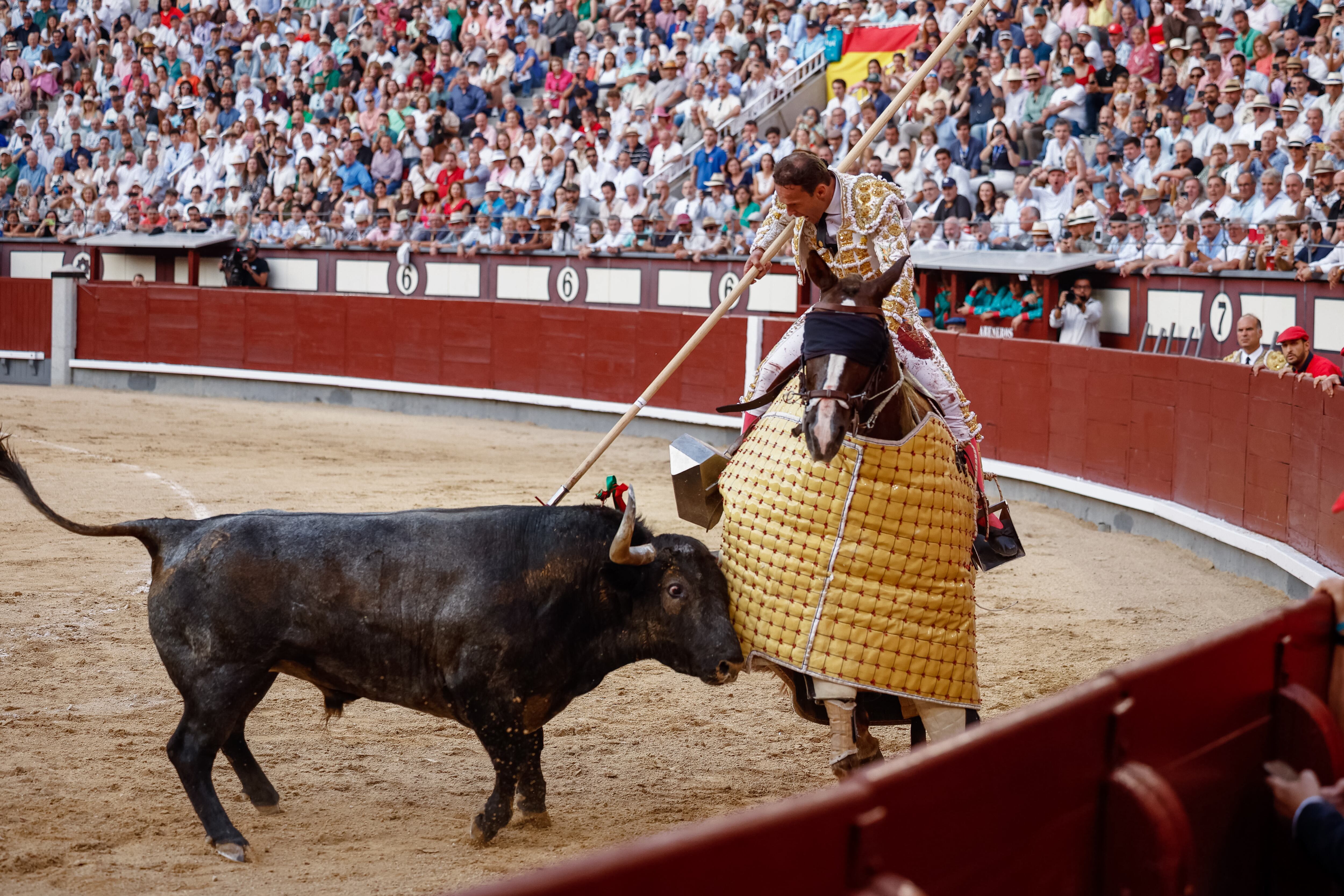 Antonio Ferrera, en funciones de picador del sexto toro de la tarde.