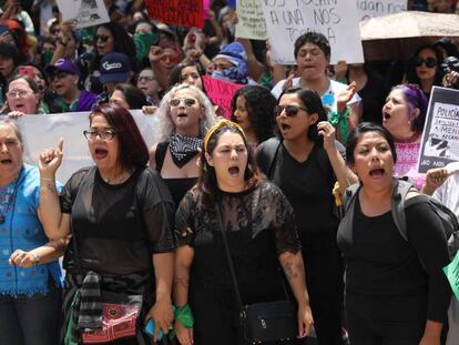 Mujeres protestan contra los abusos policiales en la capital mexicana.
