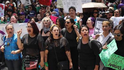 Mujeres protestan contra los abusos policiales en la capital mexicana.