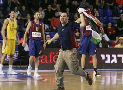 Un manifestaste interrumpe el partido entre el Barcelona y el Maccabi