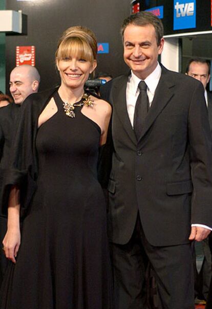 El presidente del Gobierno, José Luis Rodríguez Zapatero, y su  esposa Sonsoles Espinosa, han asistido a la gala donde han sido recibidos  por la presidenta de la  Academia de Cine, Mercedes Sampietro.