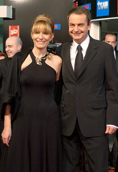 El presidente del Gobierno, José Luis Rodríguez Zapatero, y su esposa Sonsoles Espinosa, han asistido a la gala donde han sido recibidos por la presidenta de la Academia de Cine, Mercedes Sampietro.