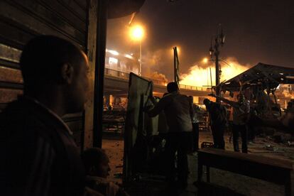 El diario Al Ahram en su versión digital afirmó que los enfrentamientos comenzaron cuando las fuerzas del orden intentaron dispersar con gases lacrimógenos a los participantes en la protesta, que respondieron a pedradas y bloquearon el tráfico en el puente Ramsés, uno de los principales de El Cairo, 15 de julio de 2013.