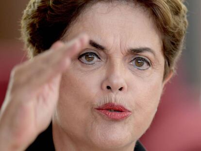 A ex-presidenta Dilma em entrevista a jornalistas estrangeiros