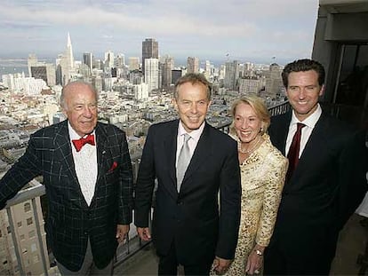 Tony Blair, flanqueado por el ex secretario de Estado George Shultz y su esposa, con el alcalde de San Francisco.