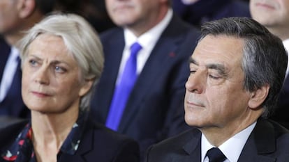 El excandidato presidencial conservador François Fillon y su mujer, Penelope