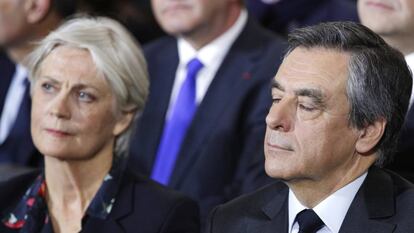 El excandidato presidencial conservador François Fillon y su mujer, Penelope