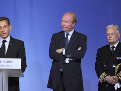 Nicolás Sarkozy acompañado del Secretario de Estado de Justicia, Jean-Marie Bockel, el ministro de Interior, Brice Hortefeux y la ministra de Justicia, Michèle Alliot-Marie durante la rueda de prensa de hoy en Grenoble.