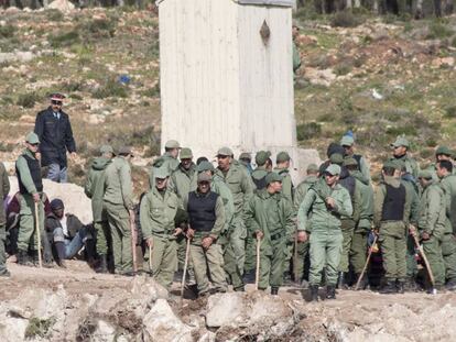 Guardas marroquíes frente a la valla que separa Marruecos de Melilla, en 2014.