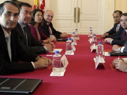 Ignacio González y Lucía Figar, en la reunión con los rectores de Madrid.