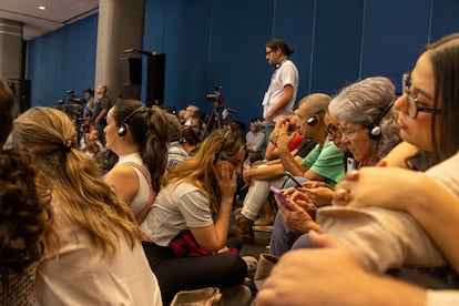 Asistentes escuchan al Premio Nobel de literatura 2021, Abdulrazak Gurnah, durante su conferencia de esta tarde en la FIL Guadalajara.