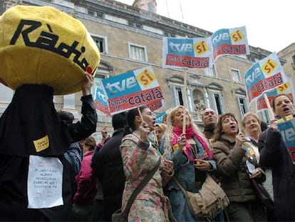 Los trabajadores de la sede de RTVE en Cataluña se manifestaron ayer en la plaza de Sant Jaume.