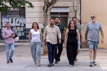 Los representantes de Iniciativa del Poble Valencià (IPV), a su llegada a la sede de la formación en Valencia este lunes.