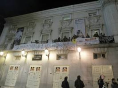 Un grupo de actores ocupa el Teatro Español en apoyo al 14N
