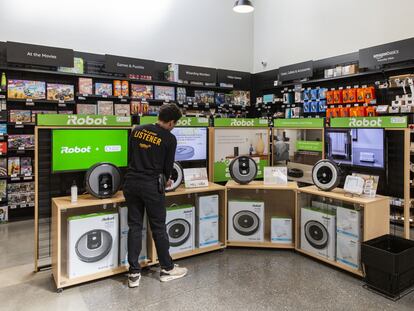 Un empleado limpia una pantalla Roomba de iRobot en una tienda de Amazon en Berkeley, California, en 2019.