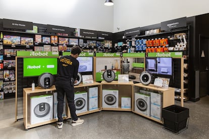 Un empleado limpia una pantalla Roomba de iRobot en una tienda de Amazon en Berkeley, California, en 2019.