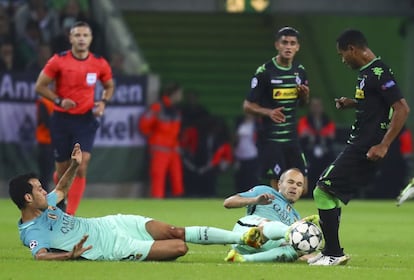 Sergio Busquets and Andrés Iniesta durante el partido contra el Borussia Moenchengladbach. 