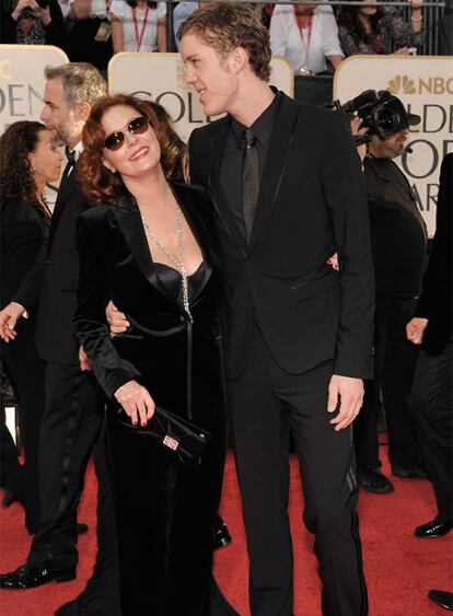 Susan Sarandon acude con su hijo Jack a la ceremonia