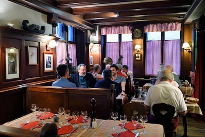 Interior del restaurante Chez Yvonne, un típico 'winstubs' donde probar la comida alsaciana.