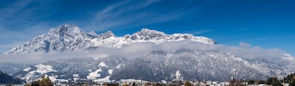 Entre Salzburgo, al norte, y la glamurosa Kitzbuhel, al oeste, la zona de montaña de Saalfelden Leogang suele pasar desapercibida, aunque es una maravilla por sus paisajes y sus propuestas de experiencias al aire libre. En este resort de montaña austriaco de la región de Salzburgerland, 2024 puede ser un año decisivo para su futuro sostenible, con el estreno de un nuevo telesilla verde, un elegante spa y un montón de actividades guiadas al aire libre para adentrarse de lleno en los Alpes.
Además de a esquiar, a esta región se viene para ver puestas de sol espectaculares entre las cimas alpinas, disfrutar de un concierto de música de Bach en la montaña o pasear con raquetas sobre nieve polvo, en Saalfelden Leogang.
Cerca de aquí, donde Austria se toca con Alemania, los picos calizos de Steinernes Meer se alzan como un telón sobre una vasta meseta kárstica muy apreciada por senderistas y escaladores. A 1900 m de altitud, el monte Asitz regala vistas de un par de lagos relucientes y picos escarpados que despuntan sobre los valles alpinos. Lo llaman “el monte de los sentidos”, y con razón. En verano sus pinares son la sala de exposición de una ruta artística única, y la música folk, rock y clásica resuena entre las montañas durante los conciertos TONspuren al aire libre (la acústica es excelente).
A lo largo de todo el año hay propuestas interesantes, como los llamados “Cine de la Naturaleza”, miradores para gozar de vistas impresionantes de las montañas desde la comodidad de una hamaca o una butaca de madera.
En el Epic Bike Park, los ciclistas de montaña pueden disfrutar con unas rutas muy exigentes, pero con unas vistas inigualables. Quien prefiera andar puede optar por la Climate Hike, que es casi un viaje en el tiempo tras el rastro del hielo y el agua, o por la Saalachtaler Hohenweg, una ruta de larga distancia (68 km) con evocadoras vistas de los picos más altos de Austria en el Parque Nacional Hohe Tauern.
Con las primeras nieves, Saalfelden Leogang se convierte en un paraíso invernal. El Skicircus cuenta con 270 km de pistas, pero ahora apuesta por actividades de bajo impacto en la naturaleza, como el esquí de travesía, las rutas con raquetas de nieve, el senderismo de invierno y el esquí de fondo en 150 km de pistas habilitadas para tal fin.