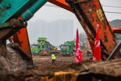 El nuevo hospital de Wuhan tendrá capacidad para un millar de camas, según indica el periódico oficial de la ciudad, el 'Diario de Changjiang'. En la imagen, los empleados trabajan en la construcción del centro hospitalario, el 24 de enero.