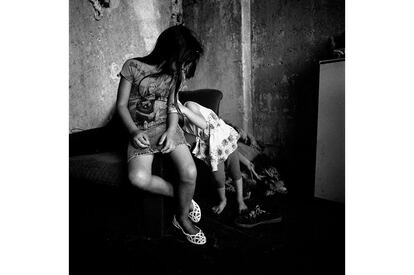 Interesada en la confluencia de la fotografa documental con el arte, la participacin y la transformacin social, la estadounidense Emily Schiffer vivi el proyecto y el viaje a lo largo del Danubio de forma especial: viajando junto a su hija Lola, de 16 meses.