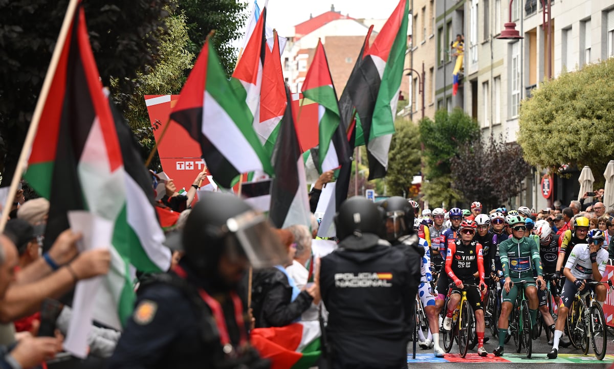 Nuevo ‘pásalo’ en los grupos de móvil: Madrid se moviliza para protestar contra el genocidio en Gaza durante la Vuelta
